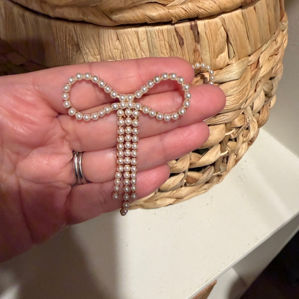 A new day faux pearl gold tone bow earrings NWOT - Picture 2 of 3